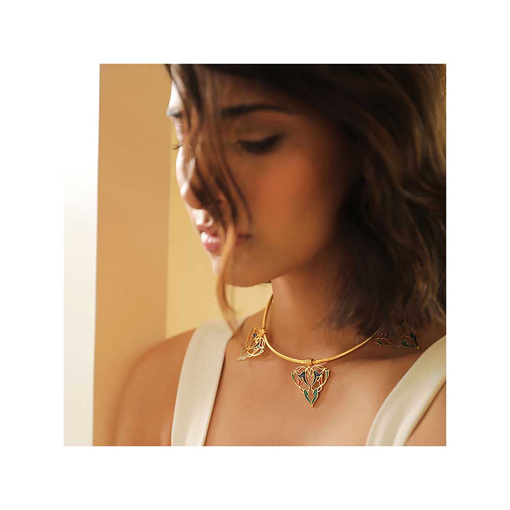 Tanvi Garg Trine Close To Neck Hasil