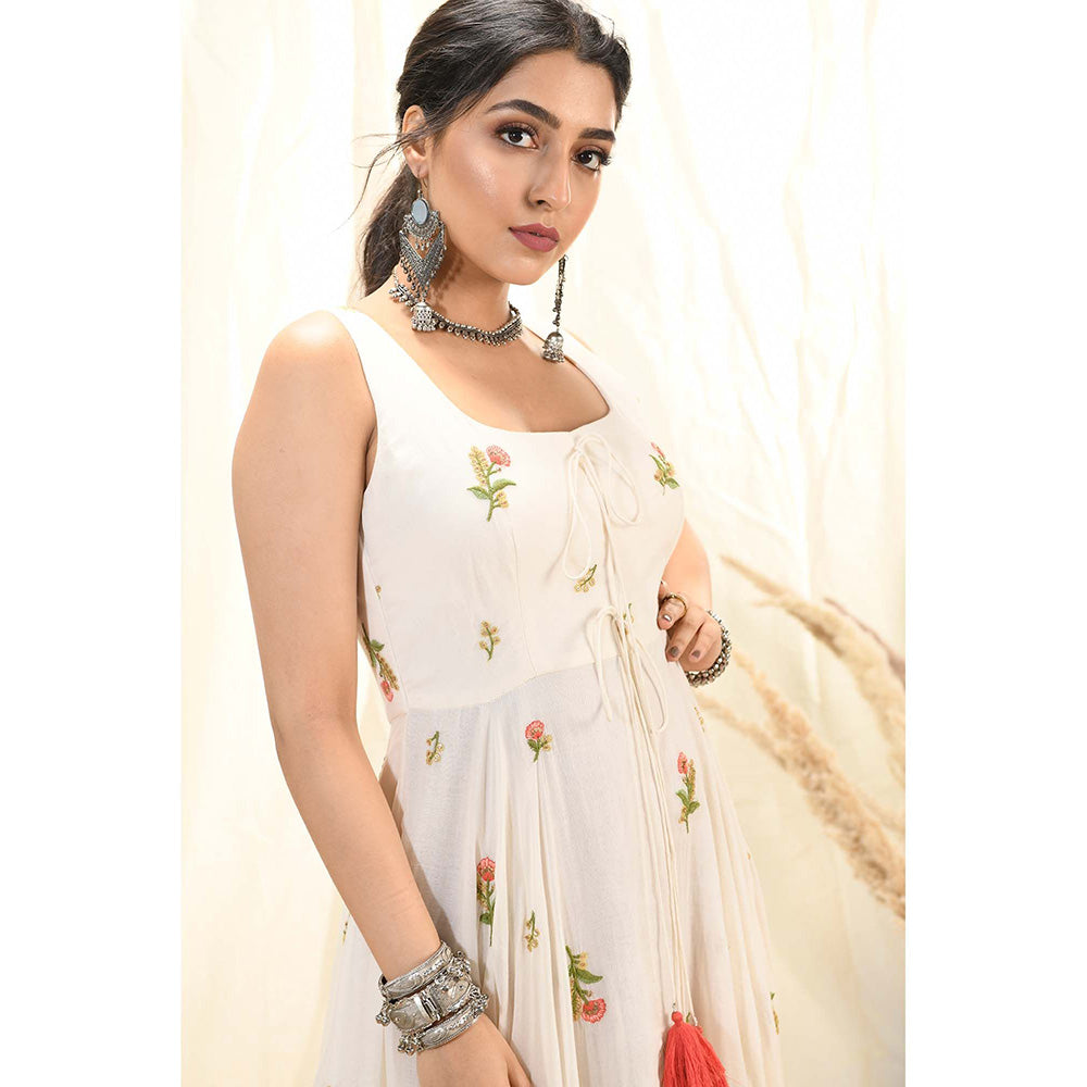 Aaryaa By Kashveen Kohli Off White Floral Embroidered Asymmetrical Dress With Bandhani Cape