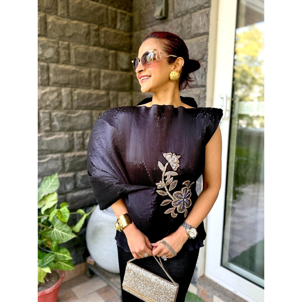 Aasabysimran Midnight Embroidered Lunar Bloom In Black Top