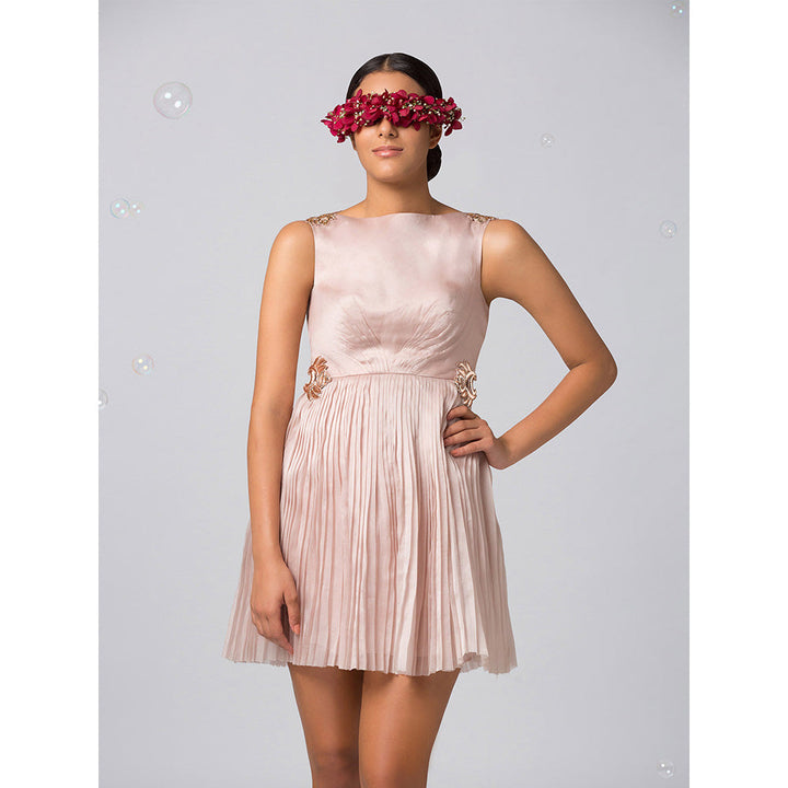 A Humming Way Golden Pleated Sheath Dress With Shoulder Placements