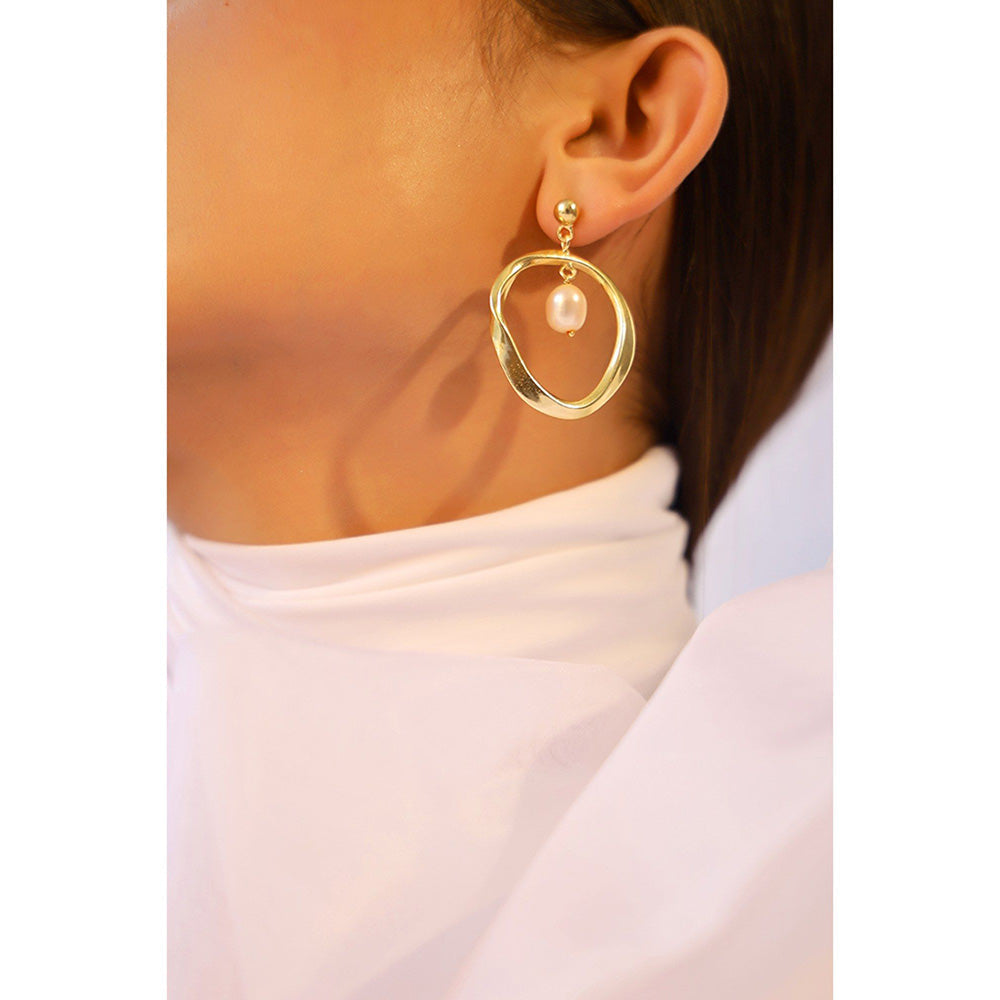 AlterEGO Swirl Pearl Earrings