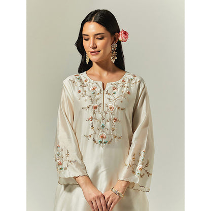 Anantaa by Roohi Trehan Off White Silk Chanderi Hand Embroidered Kurta