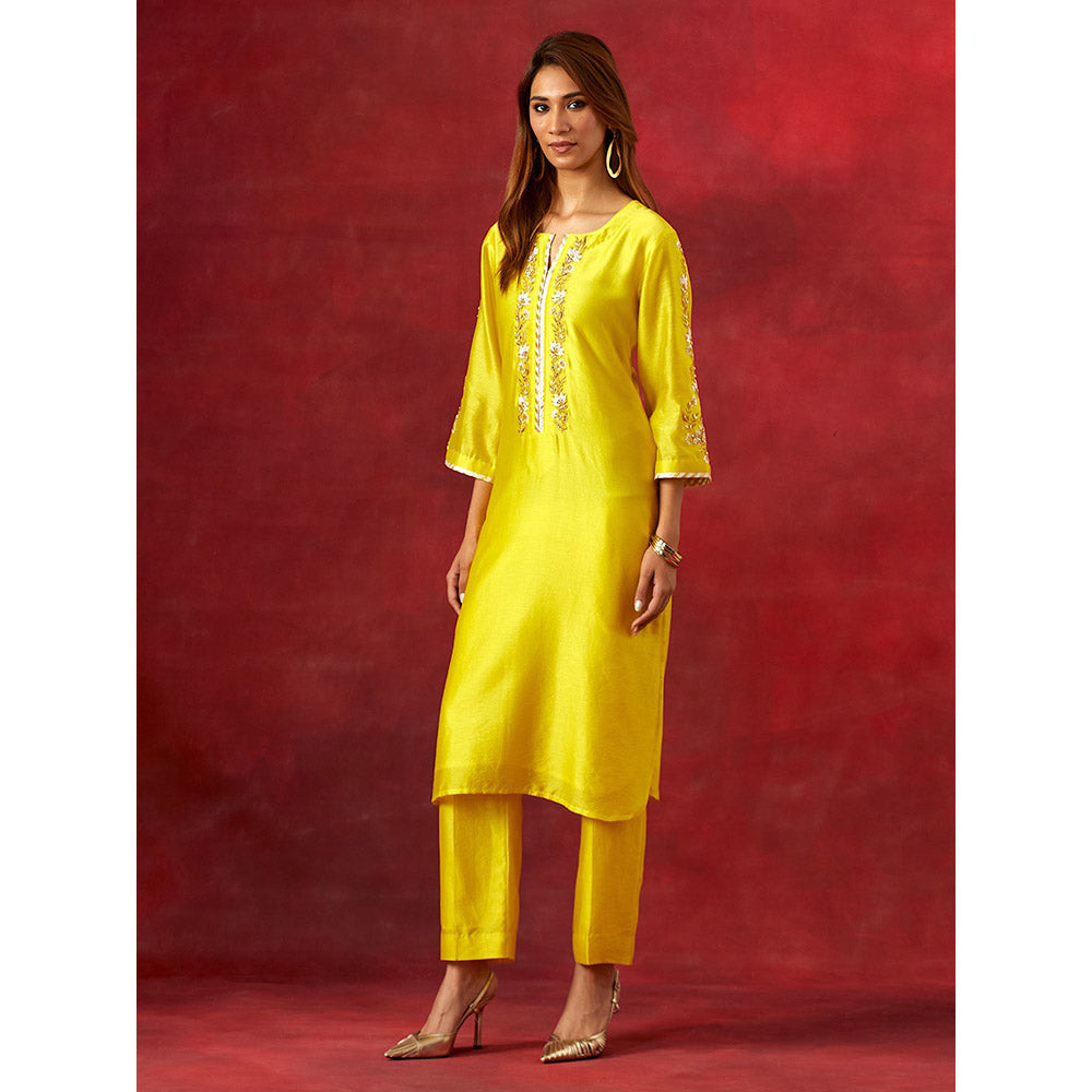 Anantaa by Roohi Trehan Yellow Round Neck Kurta With Pant (Set of 2)