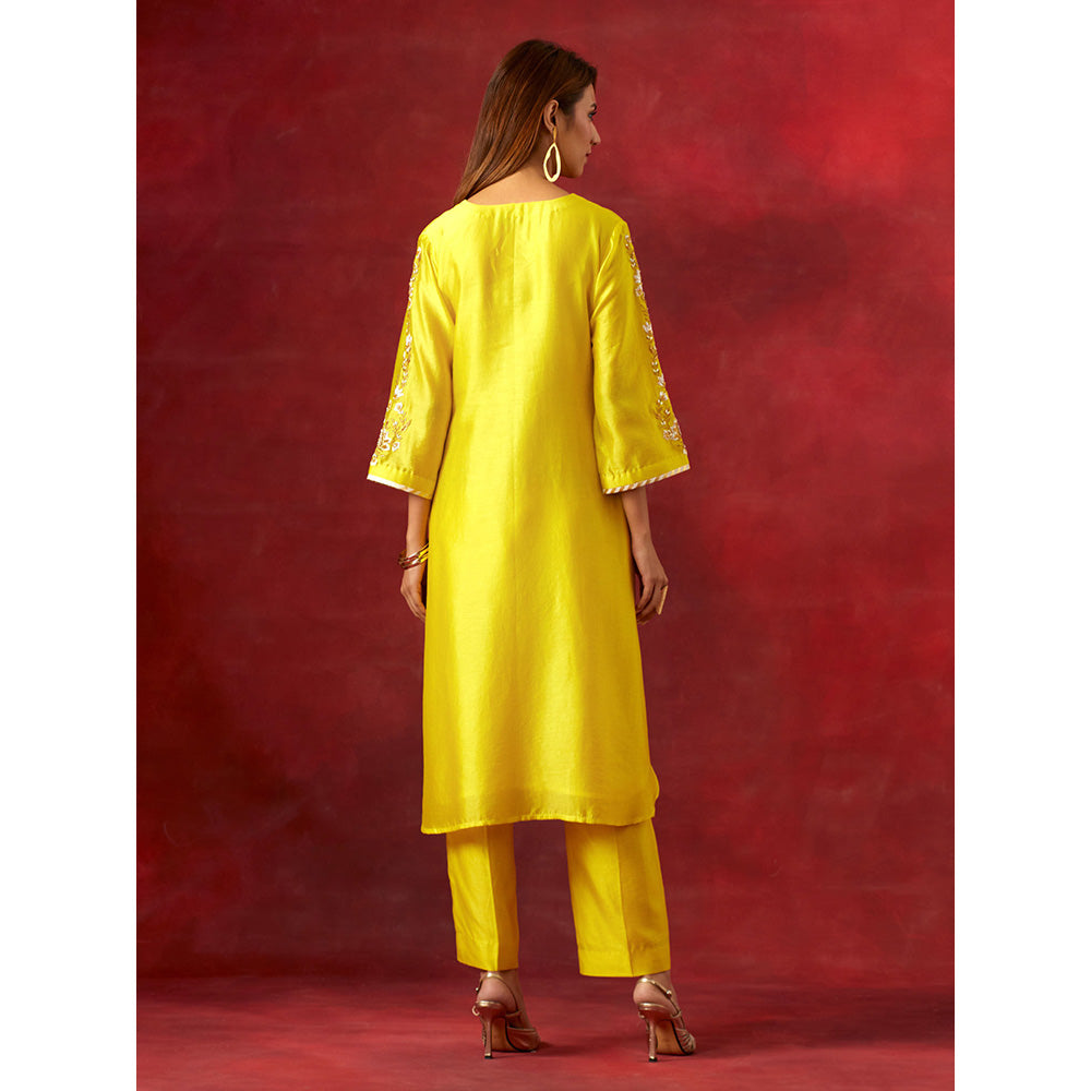 Anantaa by Roohi Trehan Yellow Round Neck Kurta With Pant (Set of 2)