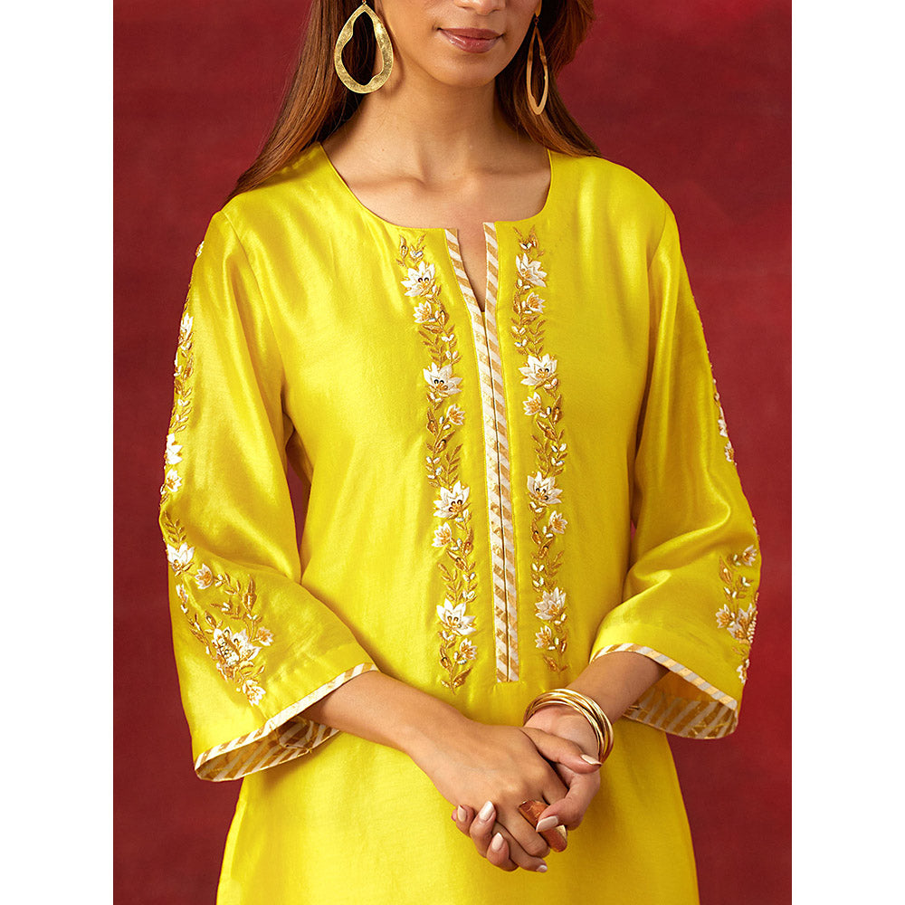 Anantaa by Roohi Trehan Yellow Round Neck Kurta With Pant (Set of 2)