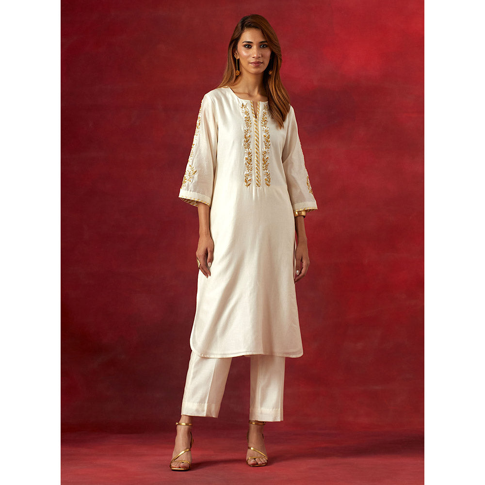 Anantaa by Roohi Trehan Off White Round Neck Kurta With Pant (Set of 2)