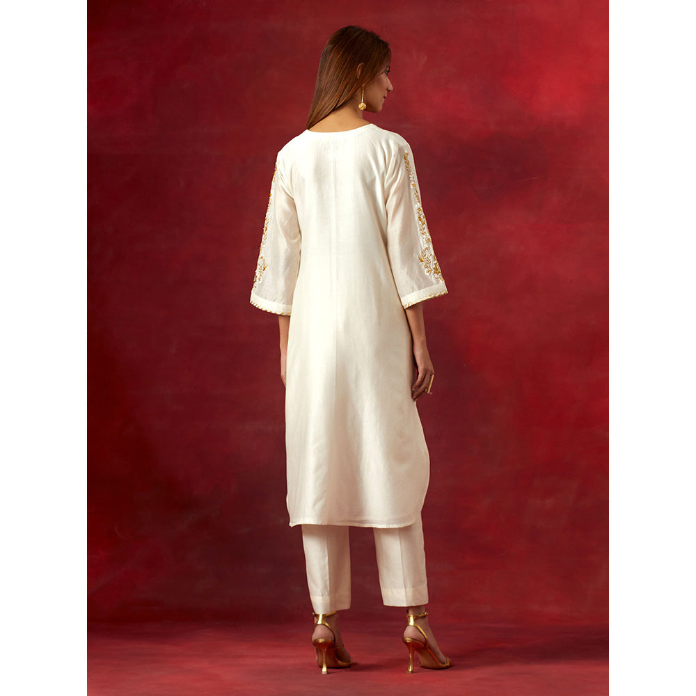 Anantaa by Roohi Trehan Off White Round Neck Kurta With Pant (Set of 2)