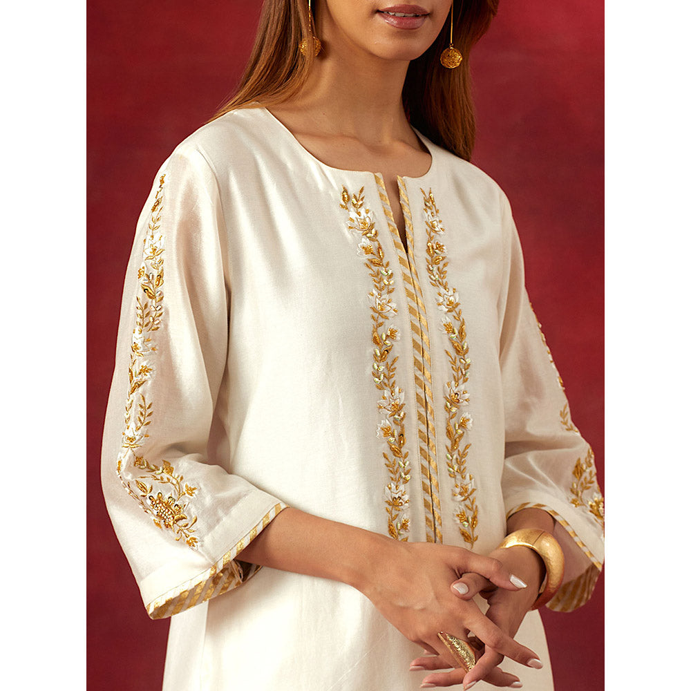 Anantaa by Roohi Trehan Off White Round Neck Kurta With Pant (Set of 2)