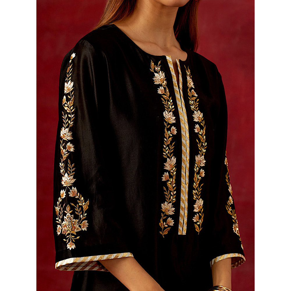 Anantaa by Roohi Trehan Black Round Neck Kurta With Pant (Set of 2)
