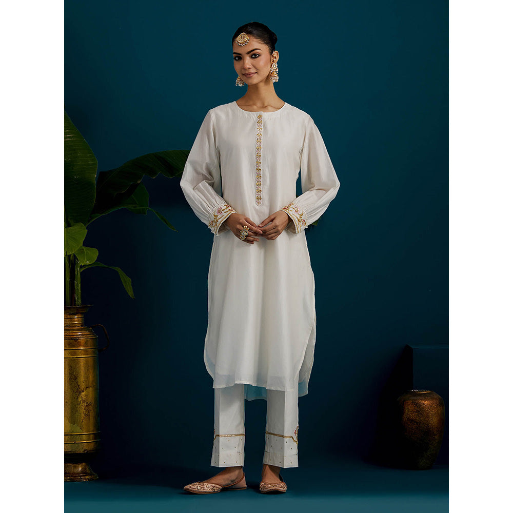 Anantaa by Roohi Trehan Off White Round Hem Kurta With Back Motif