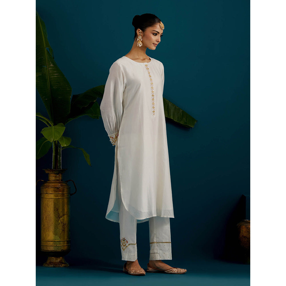 Anantaa by Roohi Trehan Off White Round Hem Kurta With Back Motif