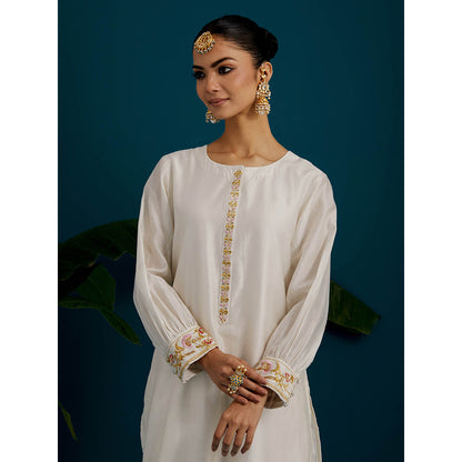 Anantaa by Roohi Trehan Off White Round Hem Kurta With Back Motif