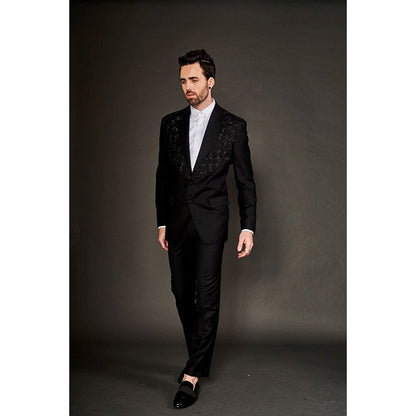 Arjun Kilachand Cut Dana Embroidered Suit (Set of 2)