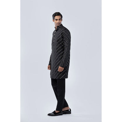 Arjun Kilachand Silver Resham Line Embroidered Kurta