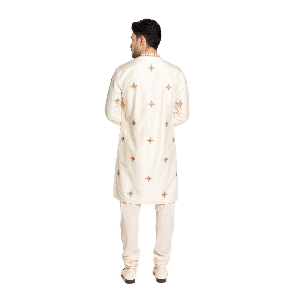 Arjun Kilachand Ivory Kashmiri Thread Work Embroidered Kurta with Churidar (Set of 2)