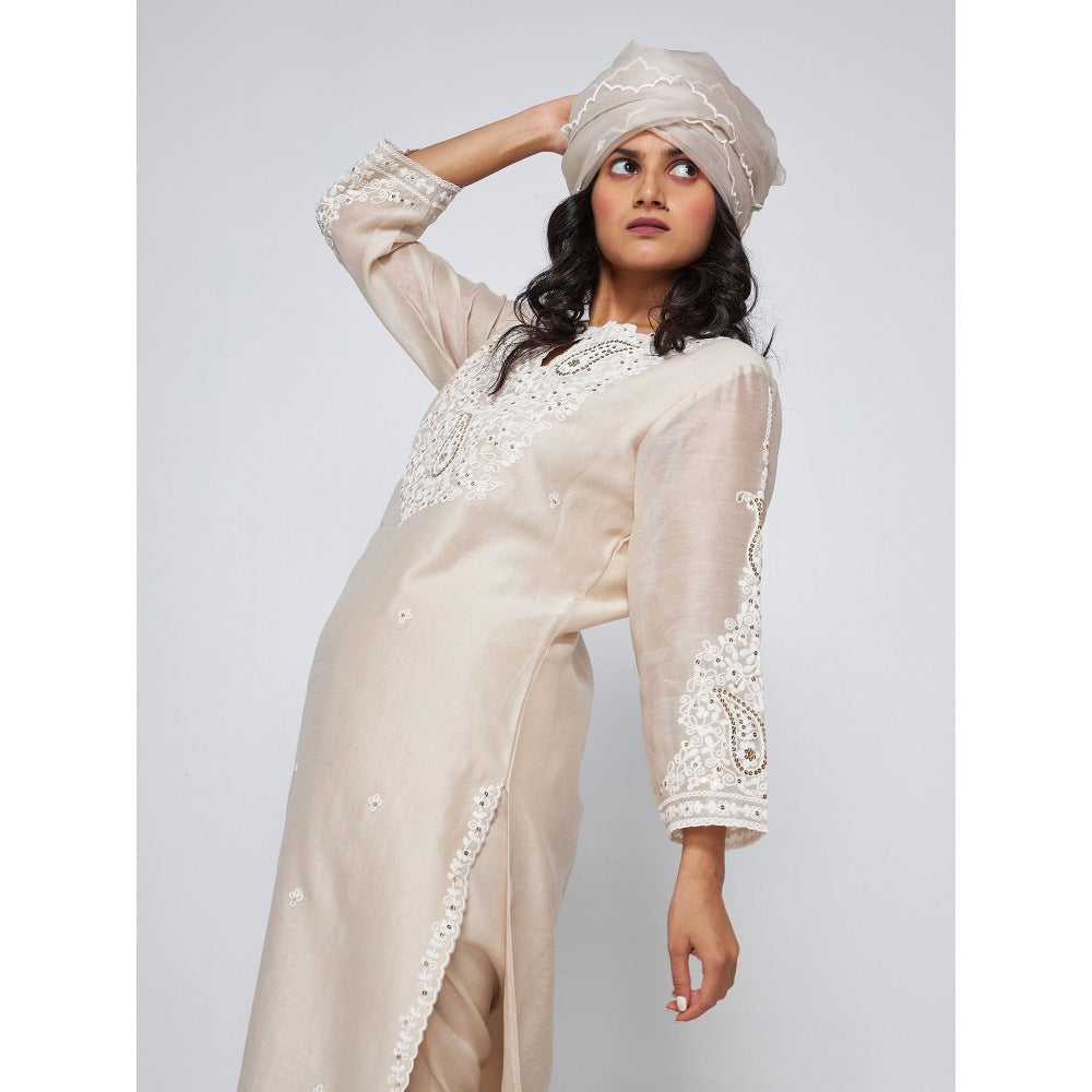 Asaga Stella Off Silver Chanderi Embroidered Kurta with Pants and Organza Dupatta (Set of 3)