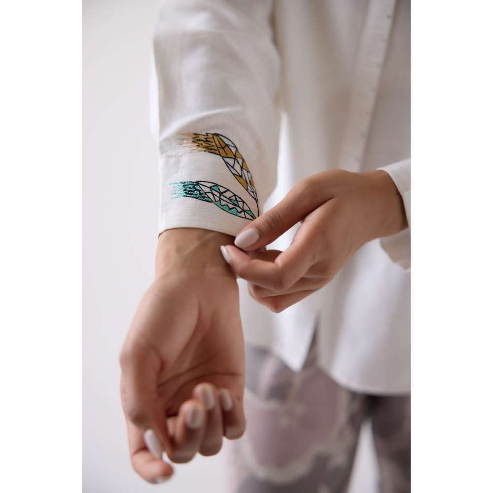Basanti Kapde aur Koffee White Cotton Blend Shirt