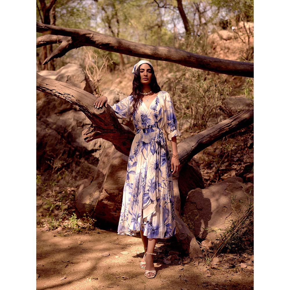 Basanti Kapde aur Koffee Blue Printed The Azure Bloom Muslin Dress