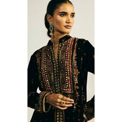 Basanti Kapde aur Koffee Black Velvet Embroidered Kurta with Pant