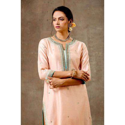 Bbaawri Peach Green Hand Embroidered Chanderi Silk Kurta with Pant & Dupatta (Set of 3)