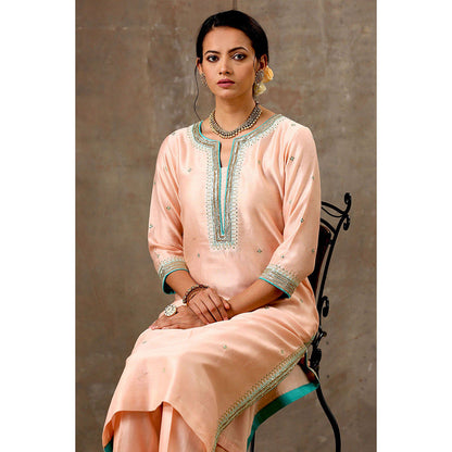 Bbaawri Peach Green Hand Embroidered Chanderi Silk Kurta with Pant & Dupatta (Set of 3)