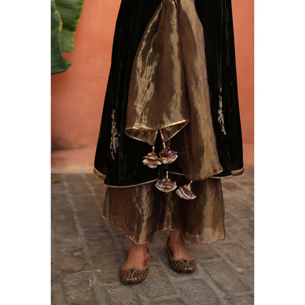 Begum Pret Green Maghai Kurta with Pant and Dupatta (Set of 3)