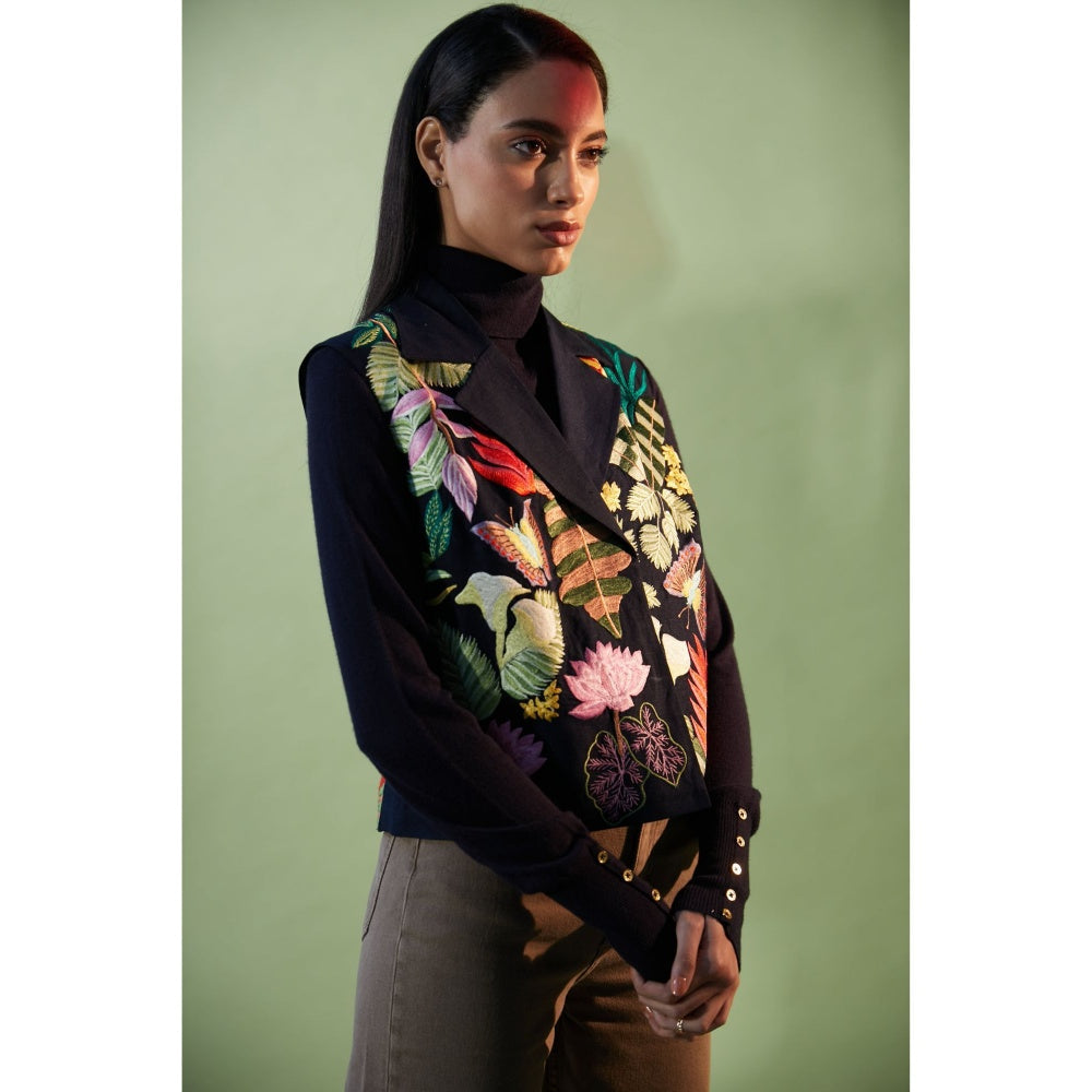 BETRUE Black Amazon Waistcoat with Wild Forest Embroidery