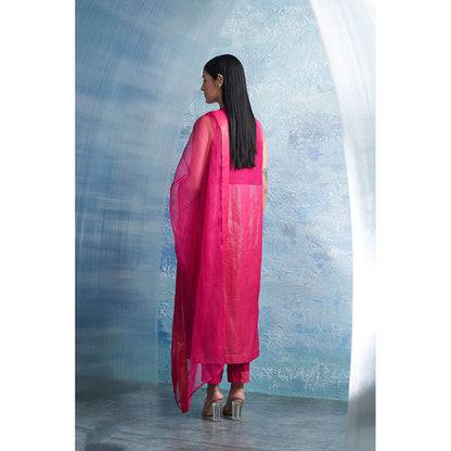 Charkhee Aura Fuchsia Pink Sleeveless Kurta with Pant and Dupatta (Set of 3)