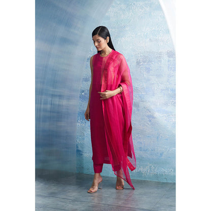 Charkhee Aura Fuchsia Pink Sleeveless Kurta with Pant and Dupatta (Set of 3)
