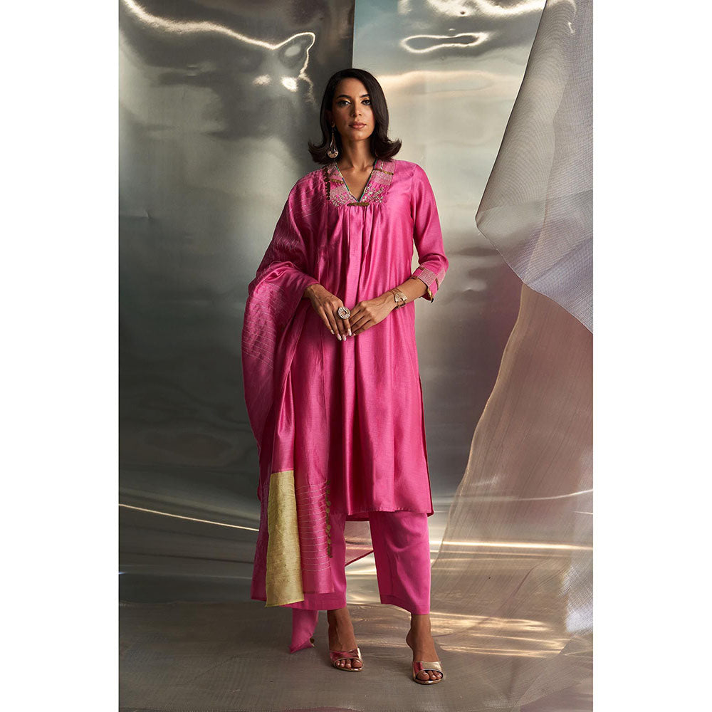 Charkhee Pink Mis'R Embroidered V-Neck Kurta with Pant and Dupatta (Set of 3)