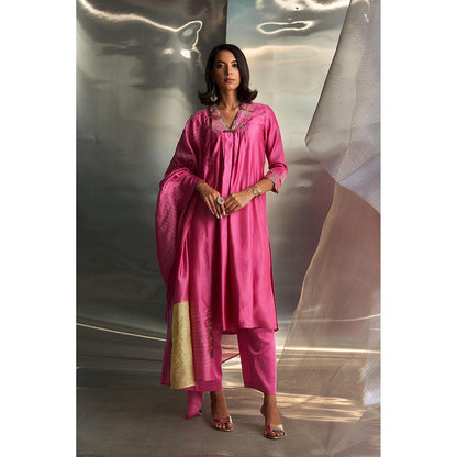 Charkhee Pink Mis'R Embroidered V-Neck Kurta with Pant and Dupatta (Set of 3)