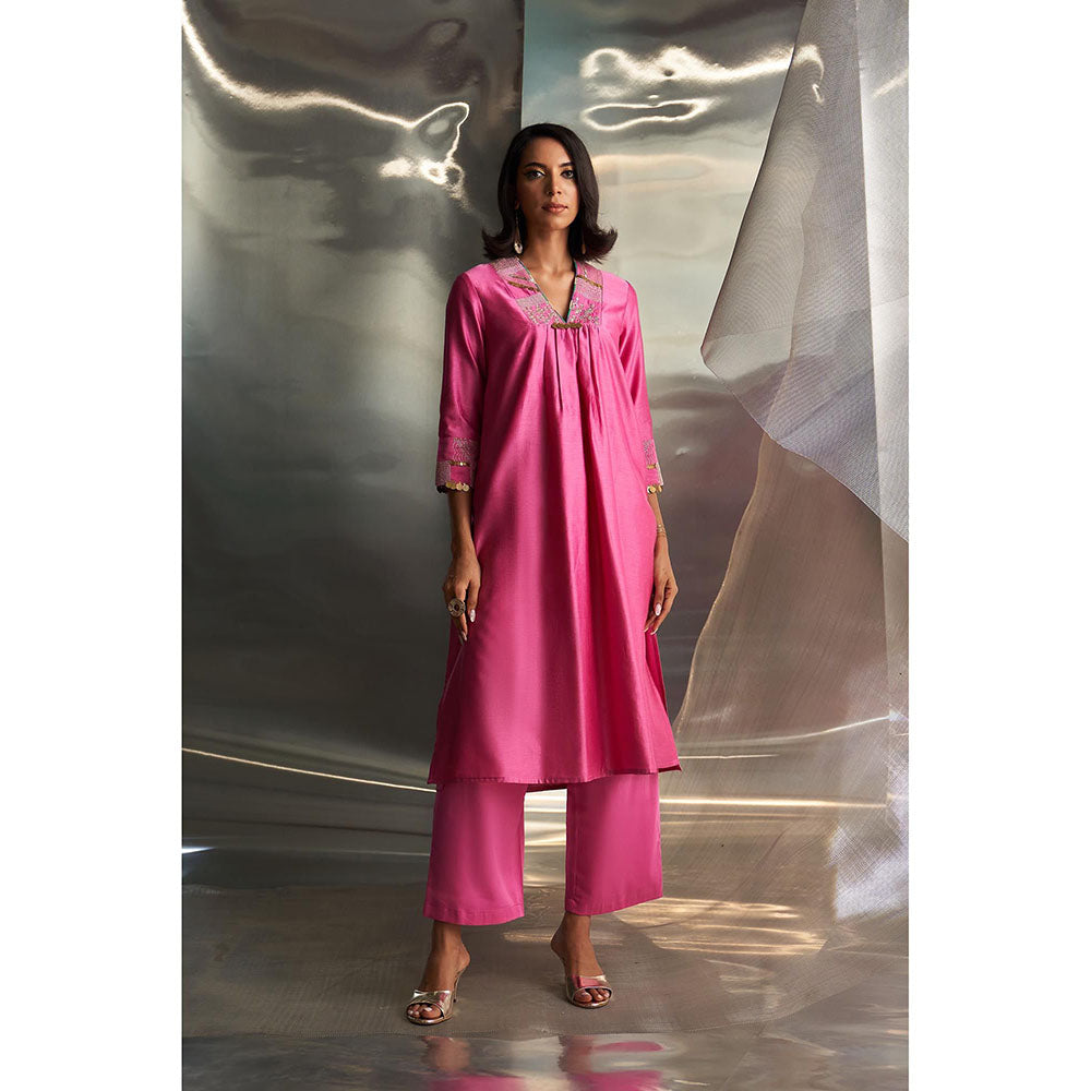 Charkhee Pink Mis'R Embroidered V-Neck Kurta with Pant and Dupatta (Set of 3)