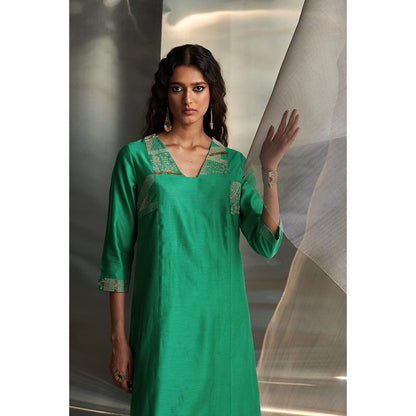 Charkhee Green Mis'R Embroidered Straight Kurta with Pant and Dupatta (Set of 3)