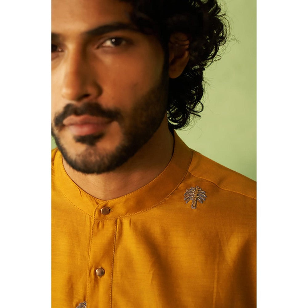 Charkhee Kinaara Mens Kurta with Pyjama