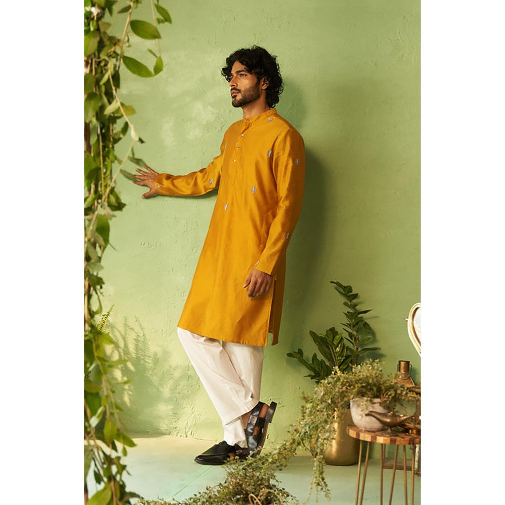 Charkhee Kinaara Mens Kurta with Pyjama