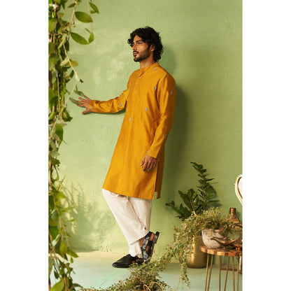 Charkhee Kinaara Mens Kurta with Pyjama