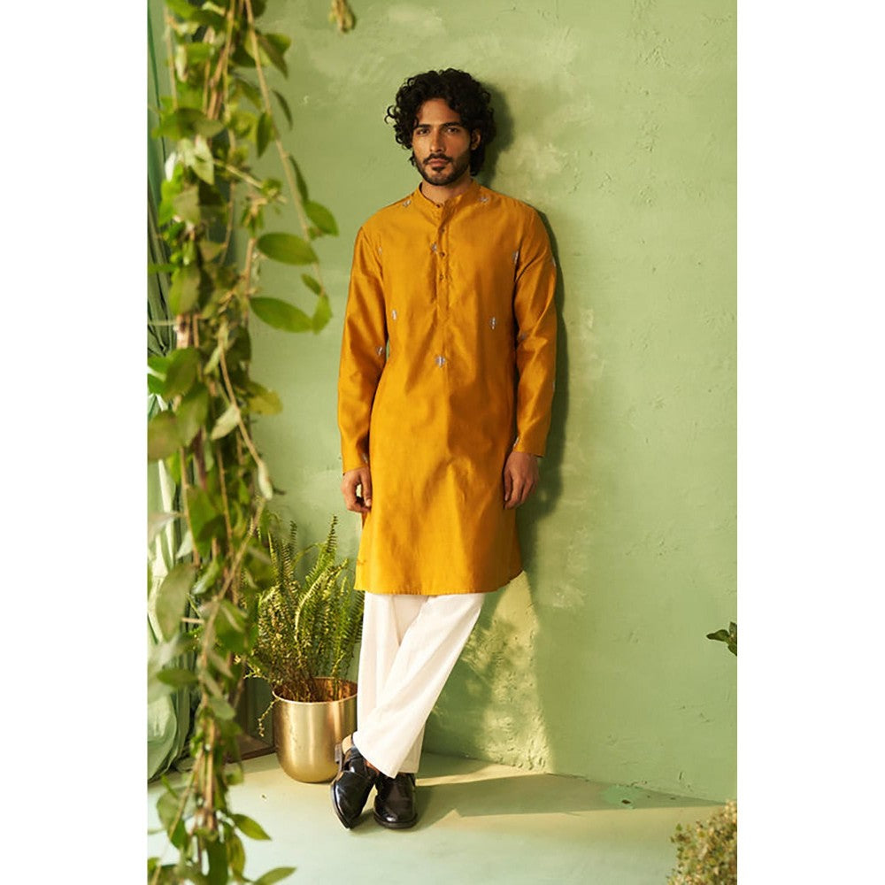 Charkhee Kinaara Mens Kurta with Pyjama