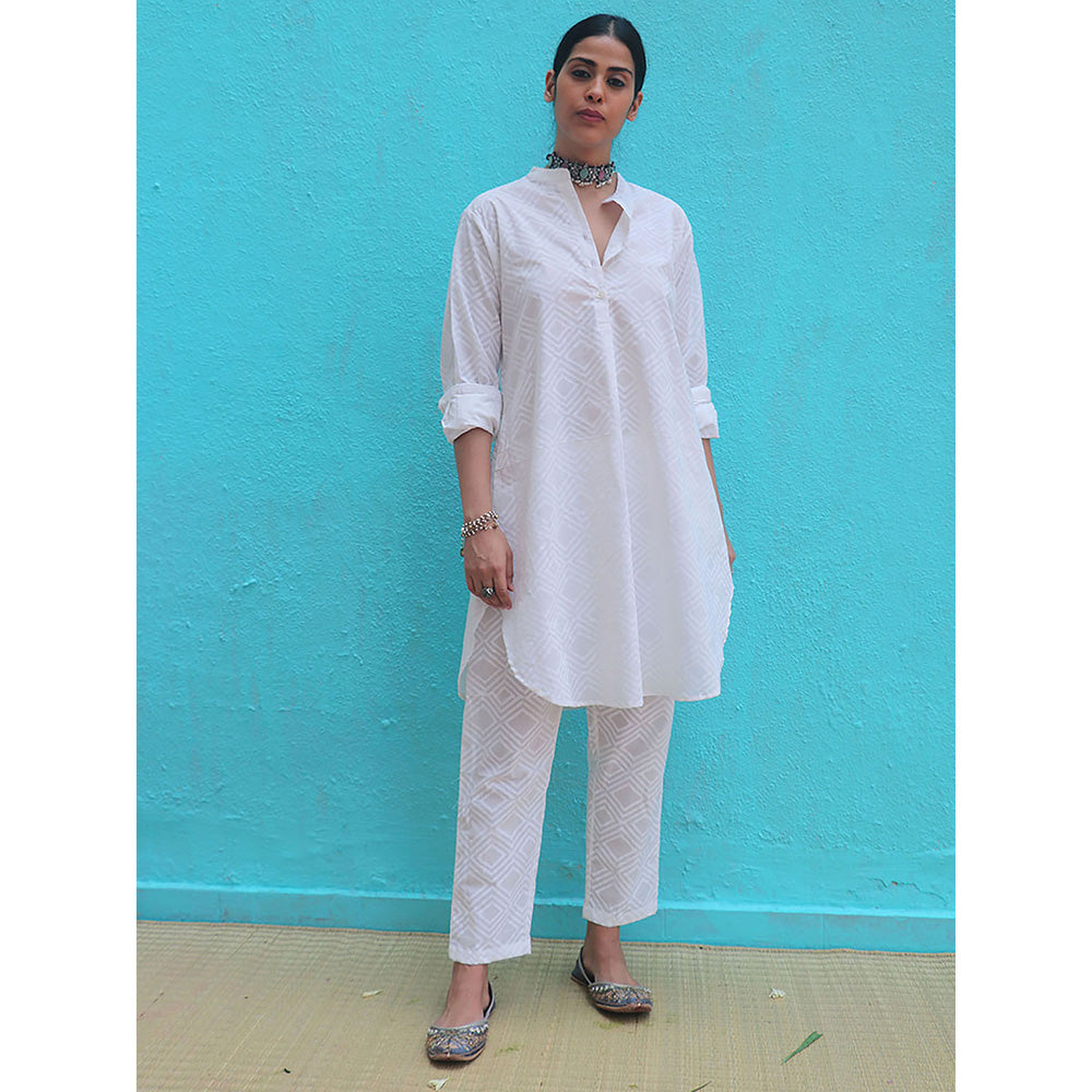 Chidiyaa Safed Ginevra Cotton Kurta With Pant (Set of 2)
