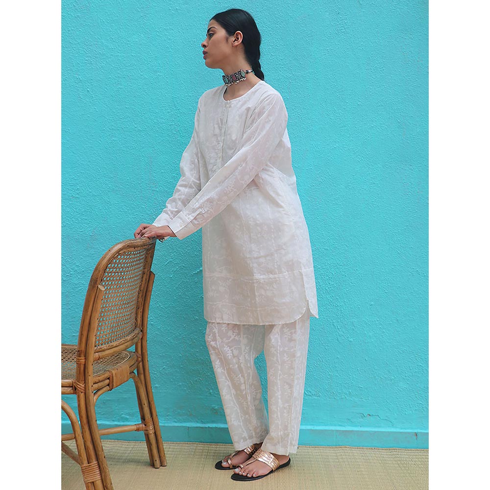 Chidiyaa Safed Semantic White Cotton Kurta With Pant (Set of 2)