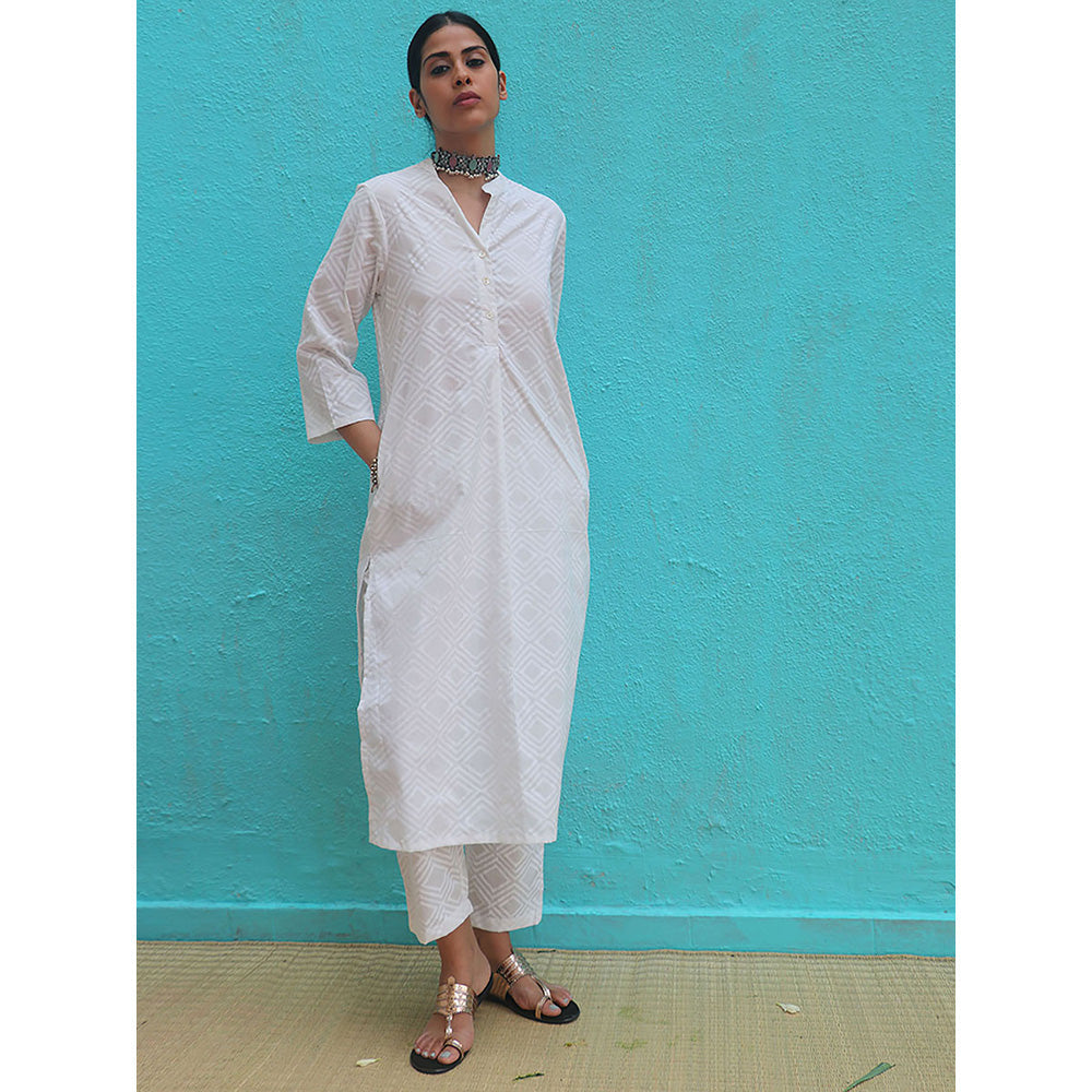 Chidiyaa Safed Avnoor White Cotton Kurta With Pant (Set of 2)