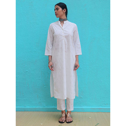 Chidiyaa Safed Avnoor White Cotton Kurta With Pant (Set of 2)
