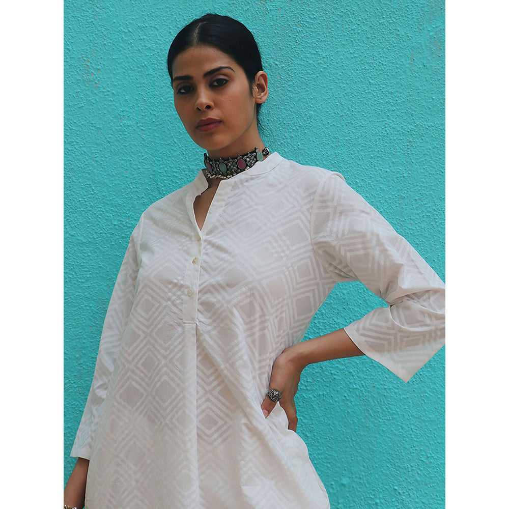 Chidiyaa Safed Avnoor White Cotton Kurta With Pant (Set of 2)