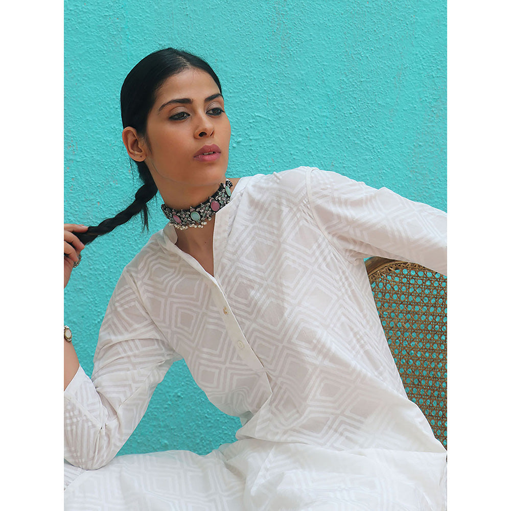 Chidiyaa Safed Avnoor White Cotton Kurta With Pant (Set of 2)