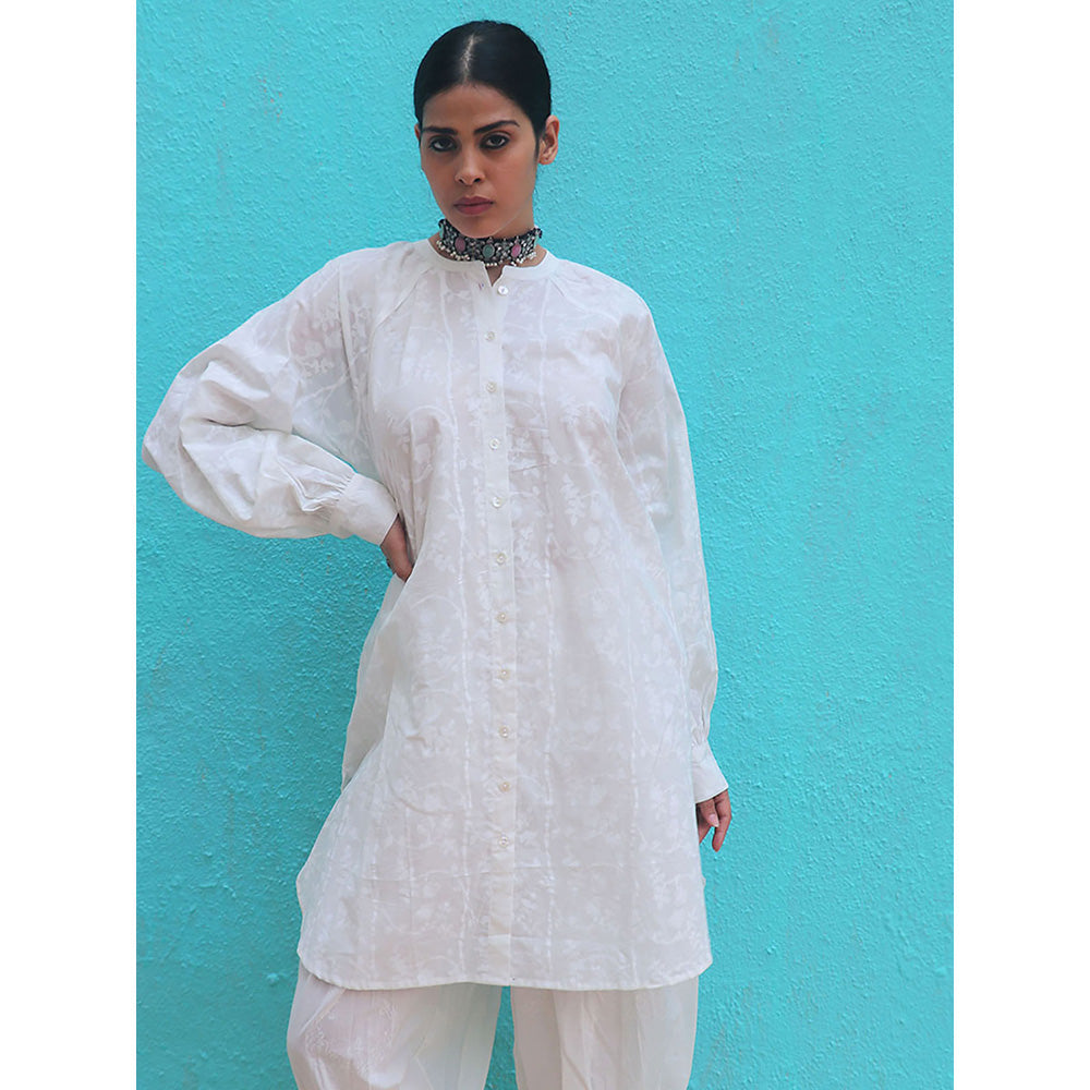 Chidiyaa Safed Adage Cotton Floral Kurta