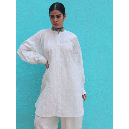 Chidiyaa Safed Adage Cotton Floral Kurta