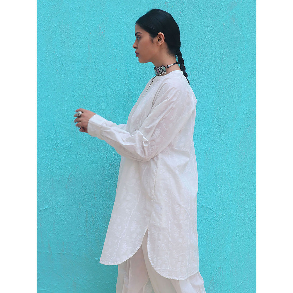 Chidiyaa Safed Adage Cotton Floral Kurta