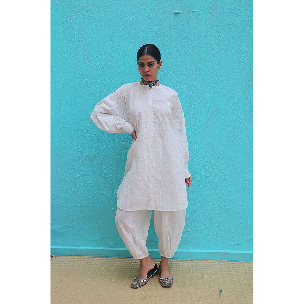 Chidiyaa Safed Adage Cotton Floral Kurta