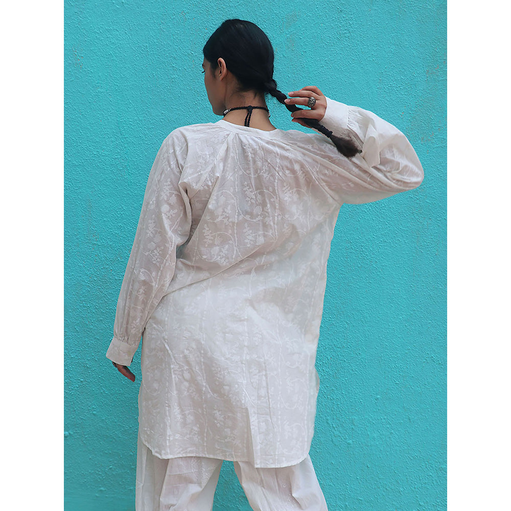 Chidiyaa Safed Adage Cotton Floral Kurta