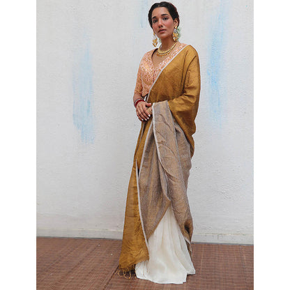 Chidiyaa Onam Udita Handwoven Linen Zari Saree with Unstitched Blouse