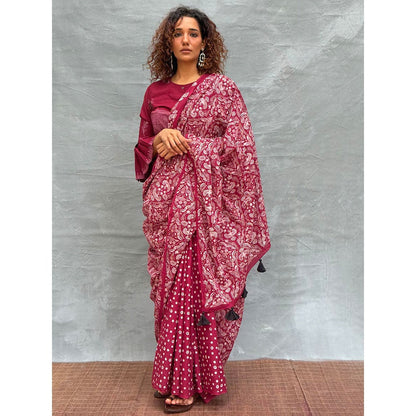 Chidiyaa Women Maroon Pure Cotton Printed Saree with Unstitched Blouse